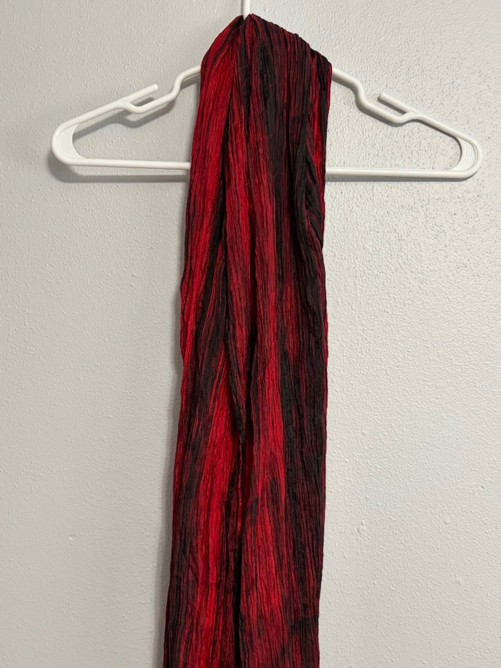 Lua 100% silk black/red scarf